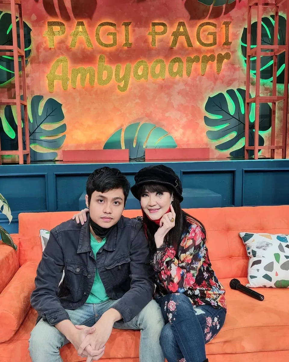 Penyanyi 90-an dan sang anak © Instagram Penyanyi 90-an dan sang anak © Instagram