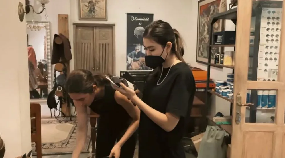 Nagita dan ipar latihan kuda © YouTube Nagita dan ipar latihan kuda © YouTube