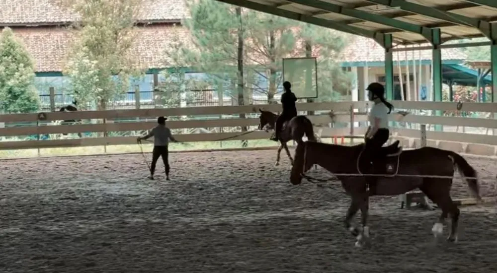 Nagita dan ipar latihan kuda © YouTube Nagita dan ipar latihan kuda © YouTube