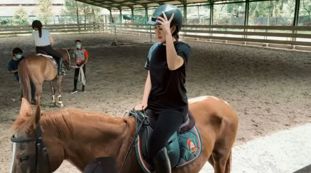 Nagita dan ipar latihan kuda © YouTube Nagita dan ipar latihan kuda © YouTube
