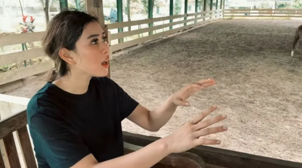 Nagita dan ipar latihan kuda © YouTube Nagita dan ipar latihan kuda © YouTube