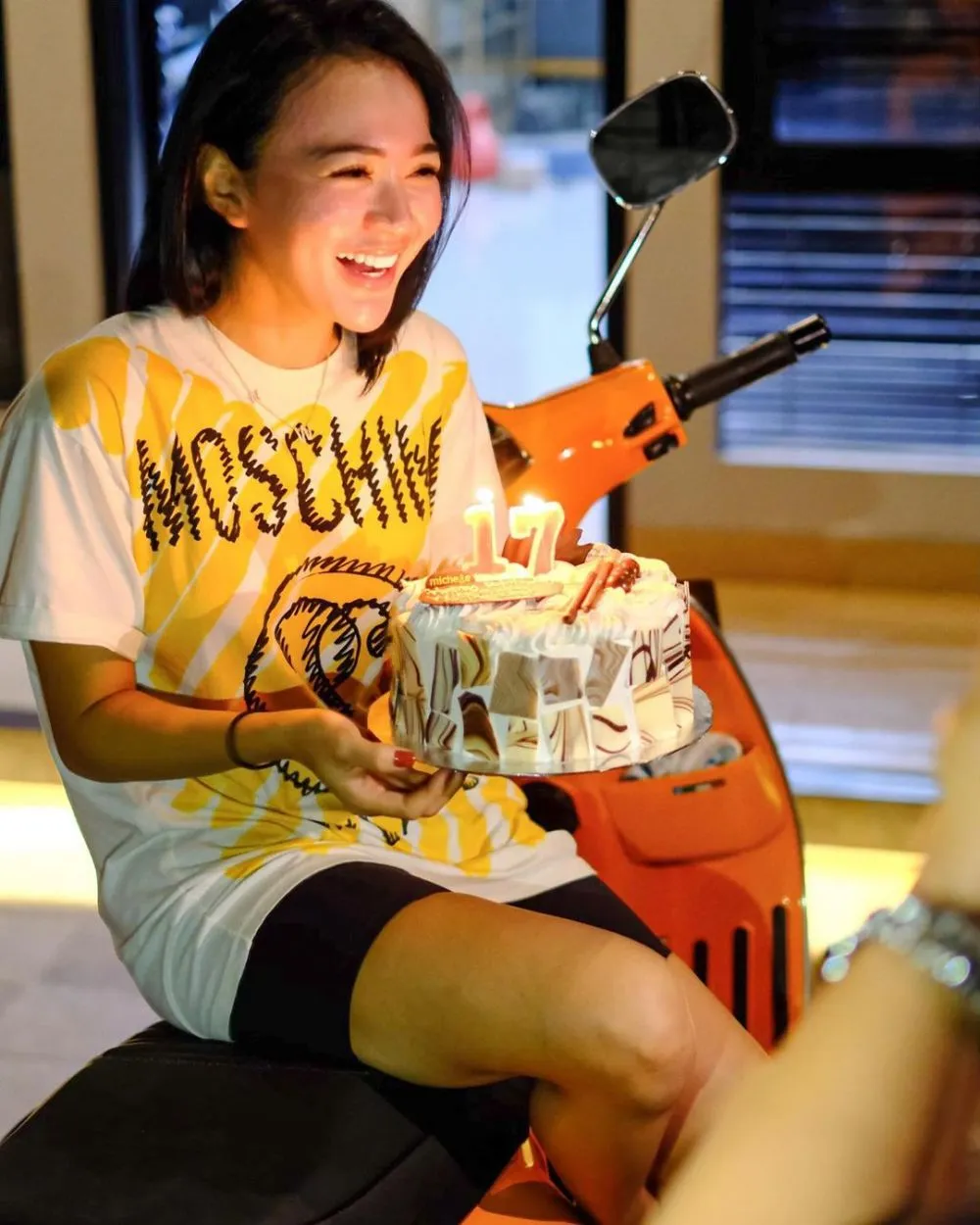 Momen perayaan ultah ke-29 Wika Salim © 2021 brilio.net Momen perayaan ultah ke-29 Wika Salim © 2021 brilio.net