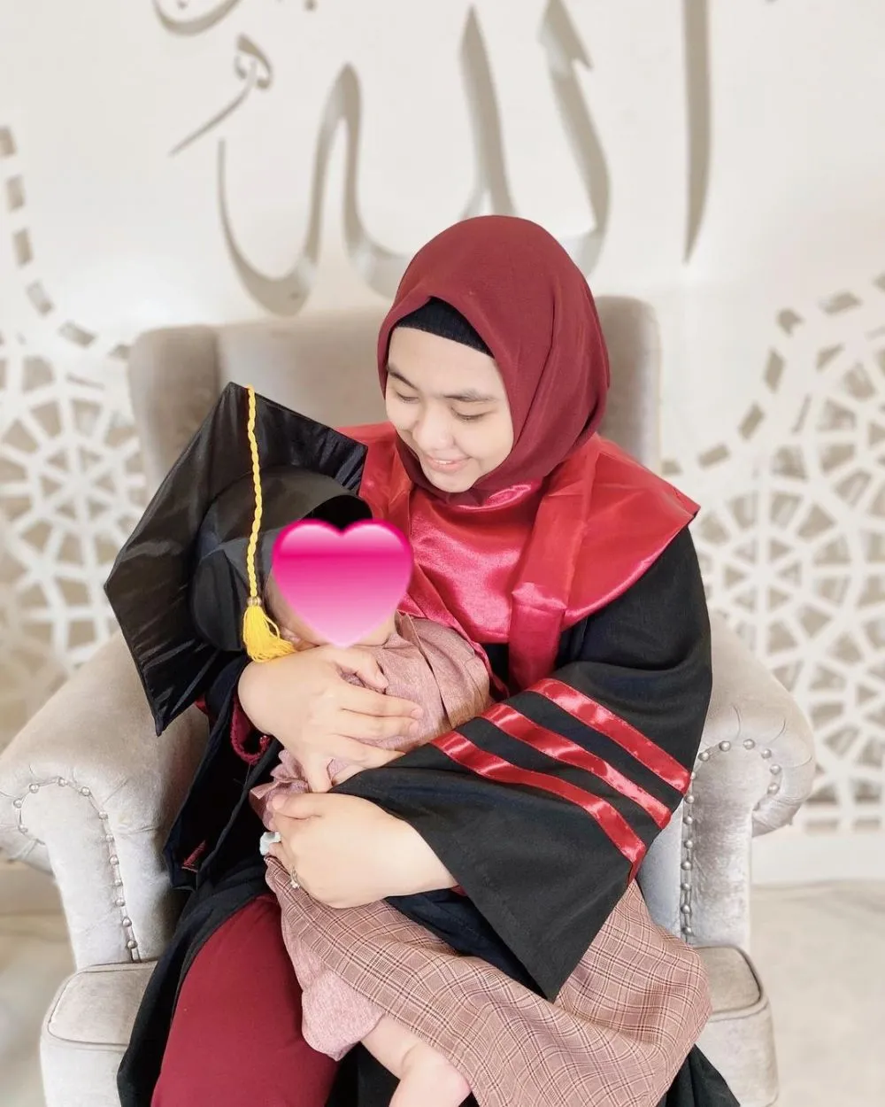 Momen Oki Setiana Dewi raih gelar doktor Instagram Momen Oki Setiana Dewi raih gelar doktor Instagram