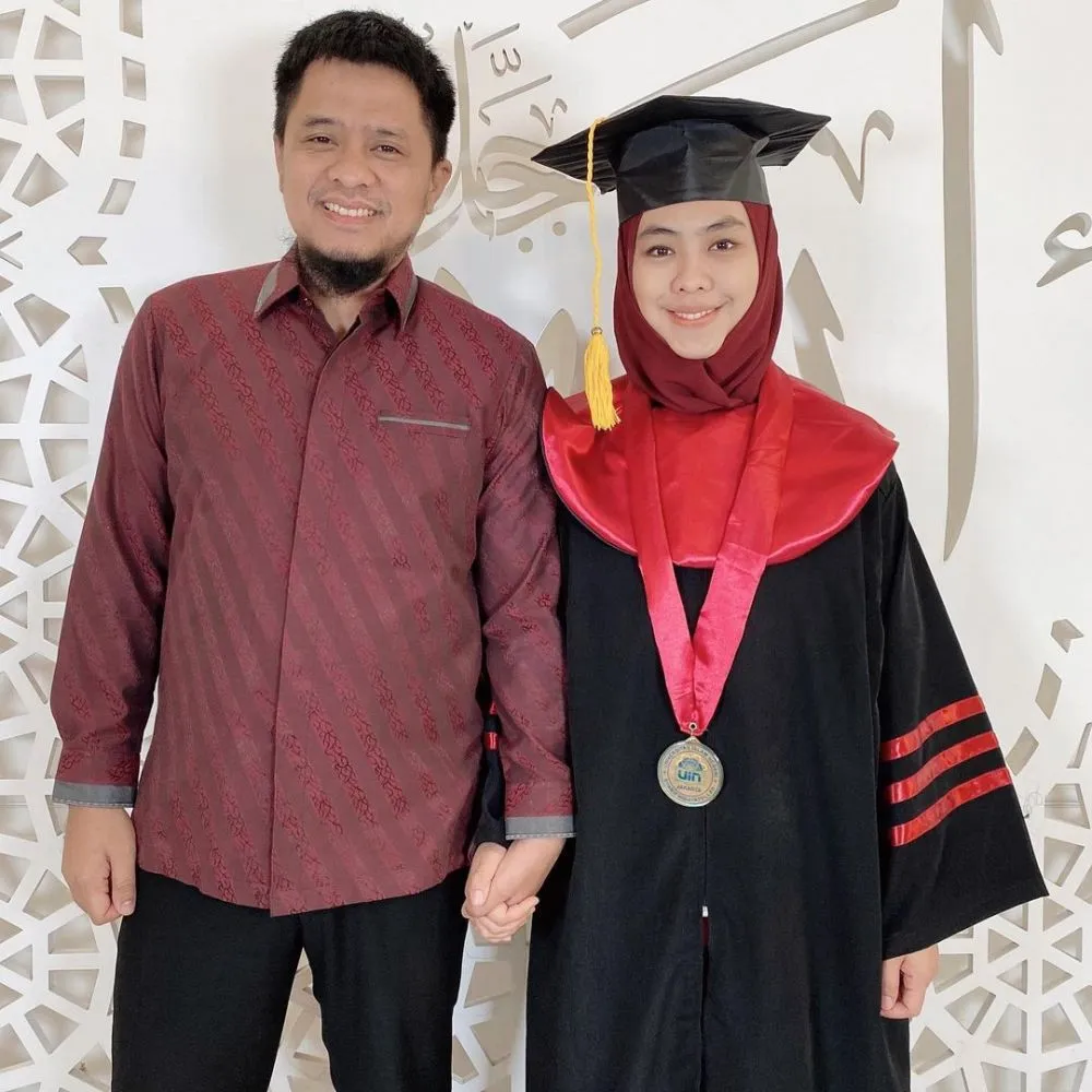 Momen Oki Setiana Dewi raih gelar doktor Instagram Momen Oki Setiana Dewi raih gelar doktor Instagram