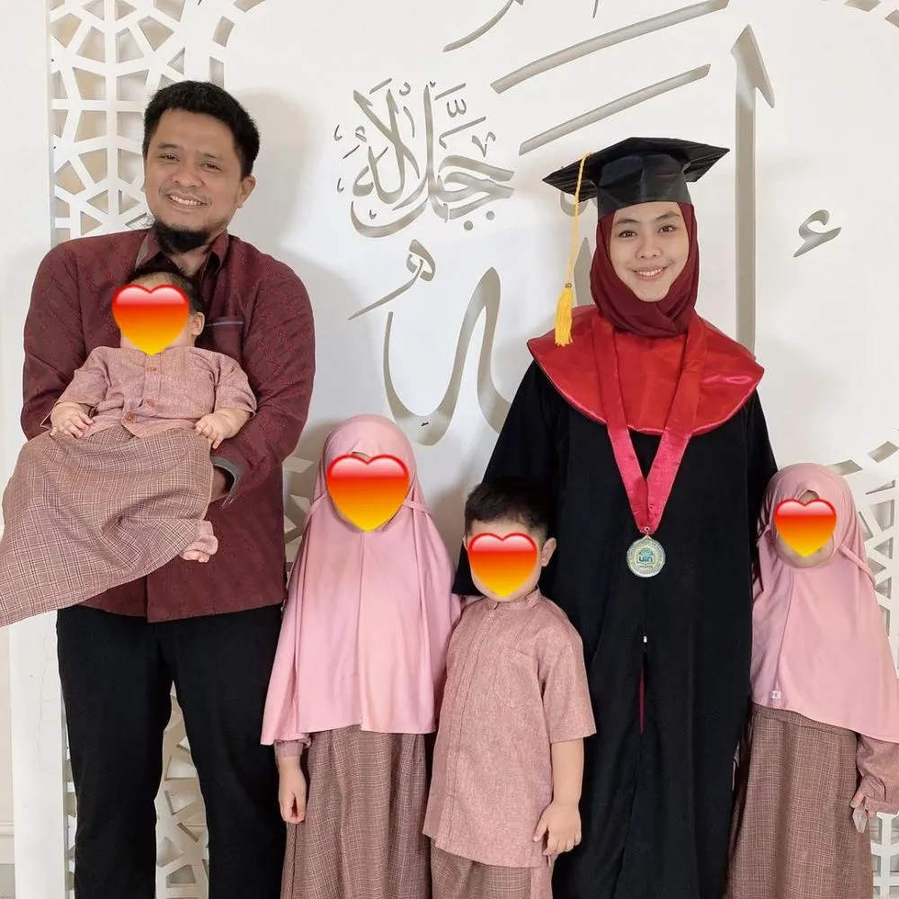 Momen Oki Setiana Dewi raih gelar doktor Instagram Momen Oki Setiana Dewi raih gelar doktor Instagram