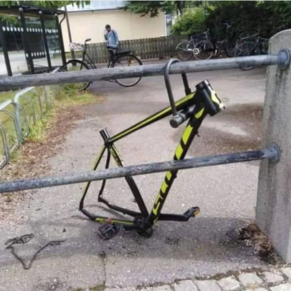 cara absurd parkir sepeda © Berbagai Sumber