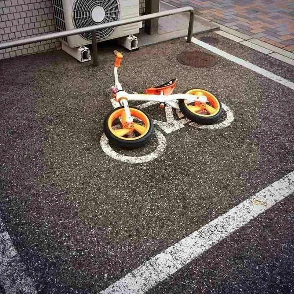 cara absurd parkir sepeda © Berbagai Sumber