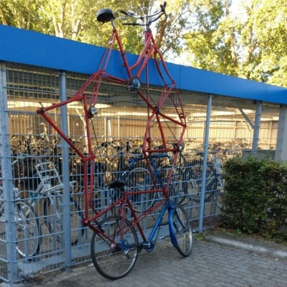 cara absurd parkir sepeda © Berbagai Sumber