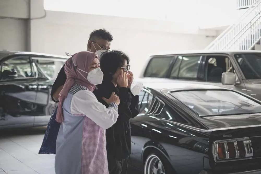 Momen Cinta Kuya dapat hadiah mobil klasik © Instagram