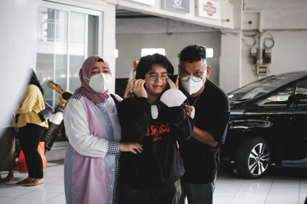 Momen Cinta Kuya dapat hadiah mobil klasik © Instagram