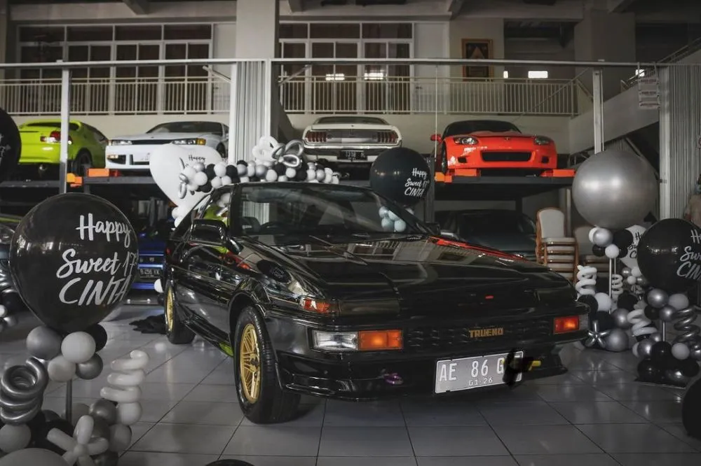 Momen Cinta Kuya dapat hadiah mobil klasik © Instagram