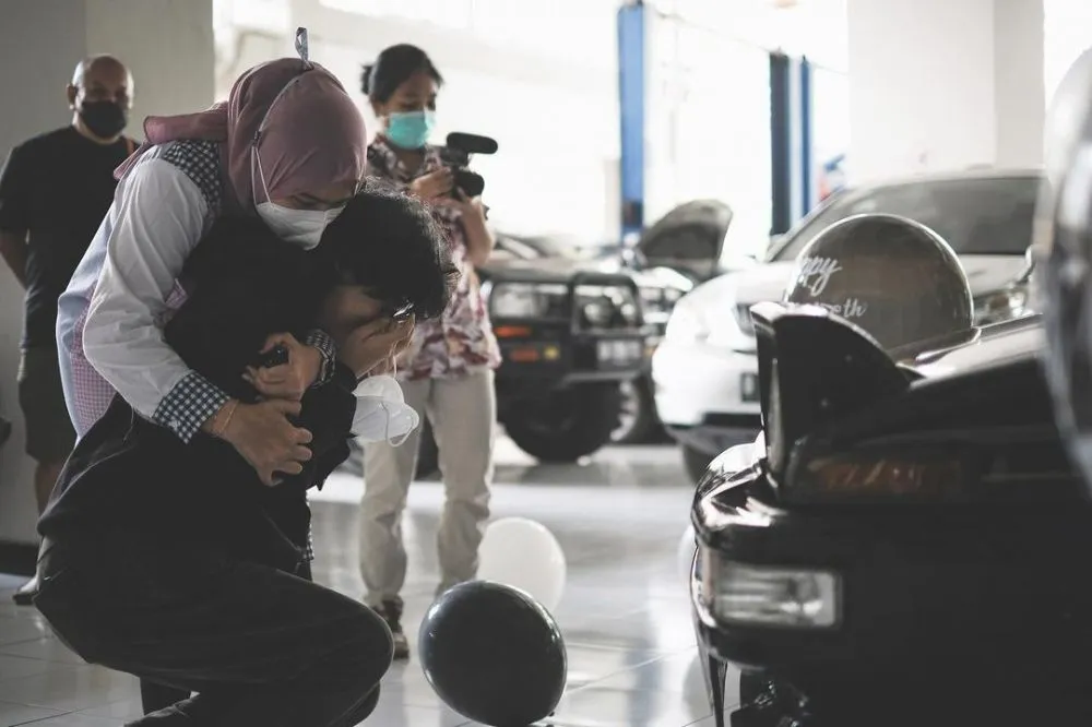 Momen Cinta Kuya dapat hadiah mobil klasik © Instagram