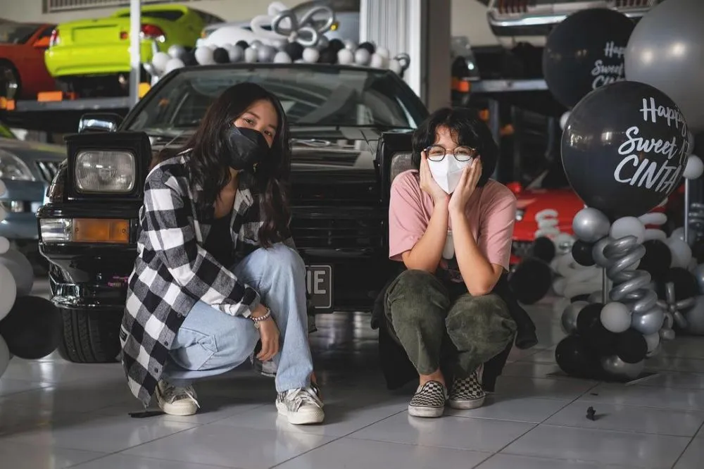 Momen Cinta Kuya dapat hadiah mobil klasik © Instagram