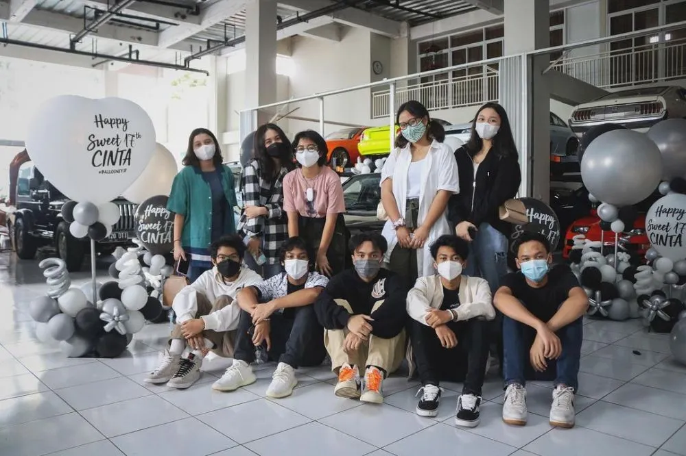 Momen Cinta Kuya dapat hadiah mobil klasik © Instagram