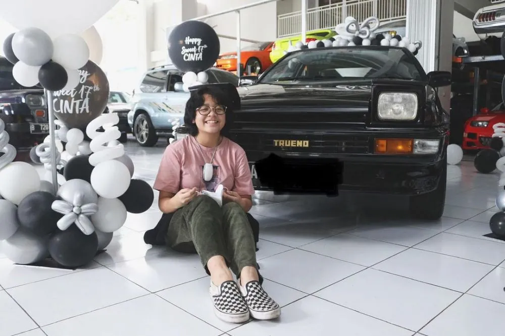 Momen Cinta Kuya dapat hadiah mobil klasik © Instagram