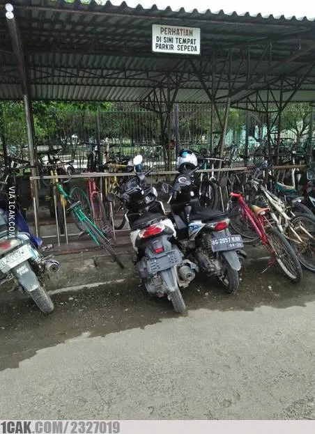 momen pas di tempat parkir © 2021 1cak.com momen pas di tempat parkir © 2021 1cak.com