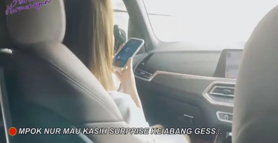 Aurel Hermansyah sembuh dari Covid-19 beri kejutan ke Atta YouTube © 2021 brilio.net Aurel Hermansyah sembuh dari Covid-19 beri kejutan ke Atta YouTube © 2021 brilio.net