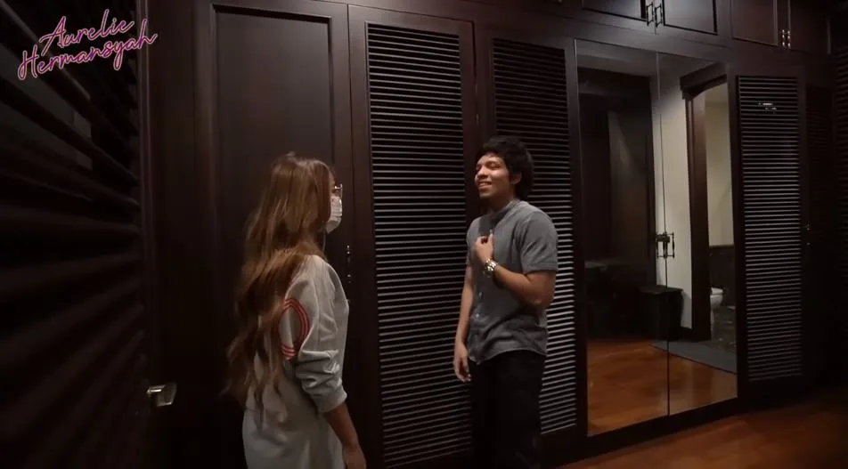 Aurel Hermansyah sembuh dari Covid-19 beri kejutan ke Atta YouTube © 2021 brilio.net Aurel Hermansyah sembuh dari Covid-19 beri kejutan ke Atta YouTube © 2021 brilio.net