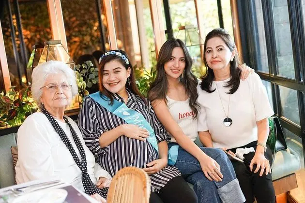 kebersamaan seleb dengan kakek nenek bule © 2021 brilio.net kebersamaan seleb dengan kakek nenek bule © 2021 brilio.net