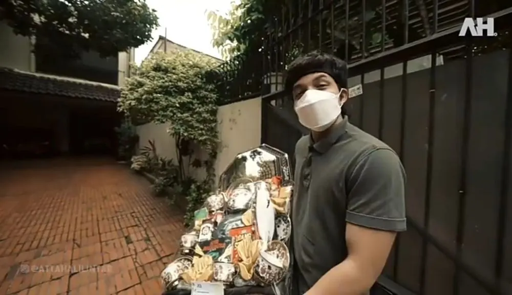 isi hampers Atta Halilintar untuk tetangga © 2021 brilio.net YouTube isi hampers Atta Halilintar untuk tetangga © 2021 brilio.net YouTube