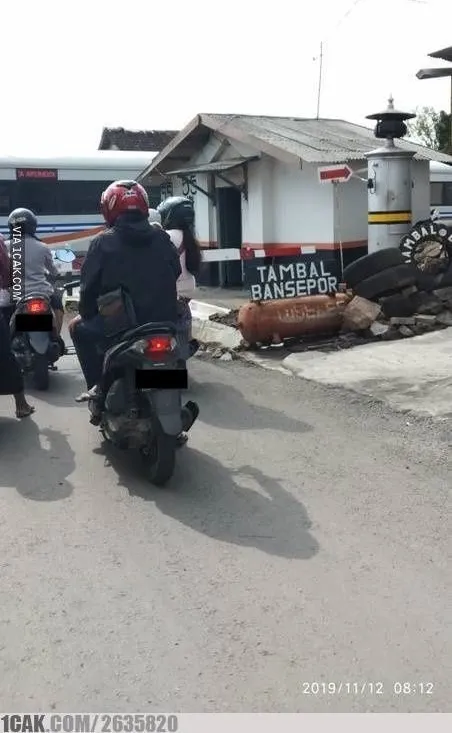 Spanduk dan papan tambal ban © berbagai sumber Spanduk dan papan tambal ban © berbagai sumber