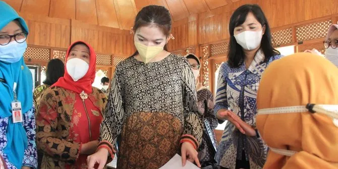 Selvi Ananda jadi Ketua PKK Kota Solo © 2021 brilio.net Selvi Ananda jadi Ketua PKK Kota Solo © 2021 brilio.net