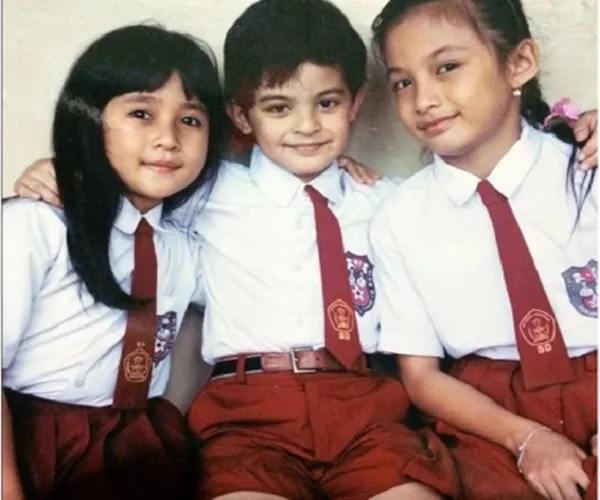 potret lawas seleb teman masa kecil © 2021 brilio.net potret lawas seleb teman masa kecil © 2021 brilio.net