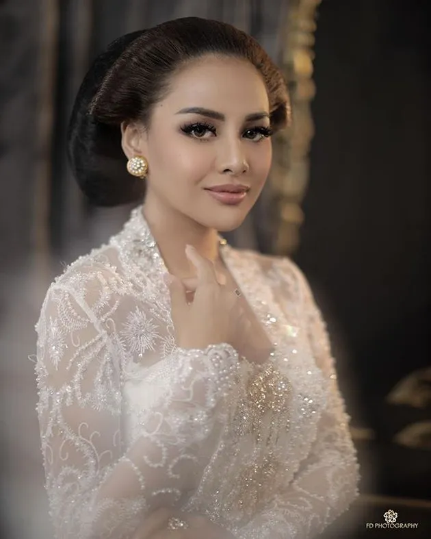 Atta Halilintar dan Aurel Hermansyah pakai baju adat © 2021 brilio.net Atta Halilintar dan Aurel Hermansyah pakai baju adat © 2021 brilio.net