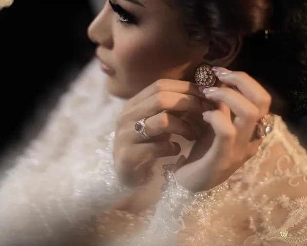 Atta Halilintar dan Aurel Hermansyah pakai baju adat © 2021 brilio.net Atta Halilintar dan Aurel Hermansyah pakai baju adat © 2021 brilio.net