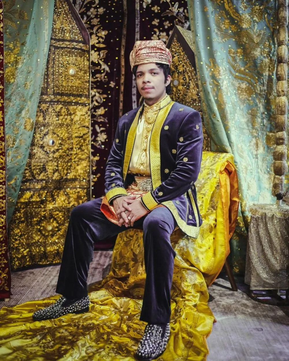 Atta Halilintar dan Aurel Hermansyah pakai baju adat © 2021 brilio.net Atta Halilintar dan Aurel Hermansyah pakai baju adat © 2021 brilio.net