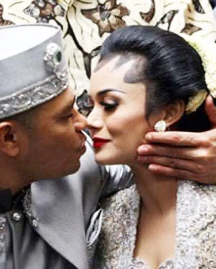 Potret lawas Krisdayanti dan Raul Lemos menikah © 2021 brilio.net Potret lawas Krisdayanti dan Raul Lemos menikah © 2021 brilio.net