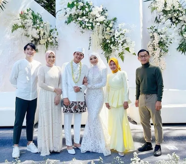 Momen tim sinetron Ikatan Cinta hadiri pernikahan Ikbal Fauzi © Instagram Momen tim sinetron Ikatan Cinta hadiri pernikahan Ikbal Fauzi © Instagram