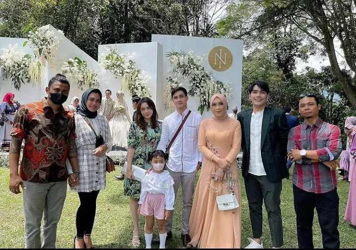 Momen tim sinetron Ikatan Cinta hadiri pernikahan Ikbal Fauzi © Instagram Momen tim sinetron Ikatan Cinta hadiri pernikahan Ikbal Fauzi © Instagram