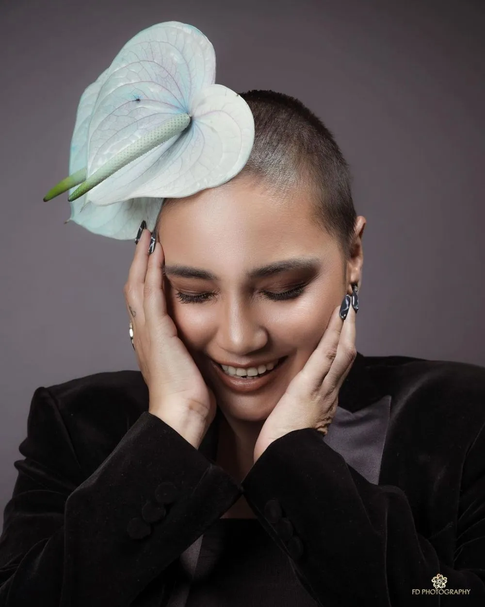 Gaya pemotretan Feby Febiola dengan outfit hitam Instagram © 2021 brilio.net