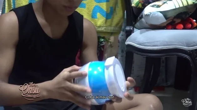 Betrand Peto buka kado ultah © 2021 brilio.net