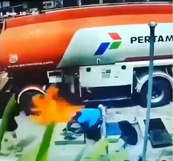 aksi heroik pemuda padamkan api Berbagai sumber