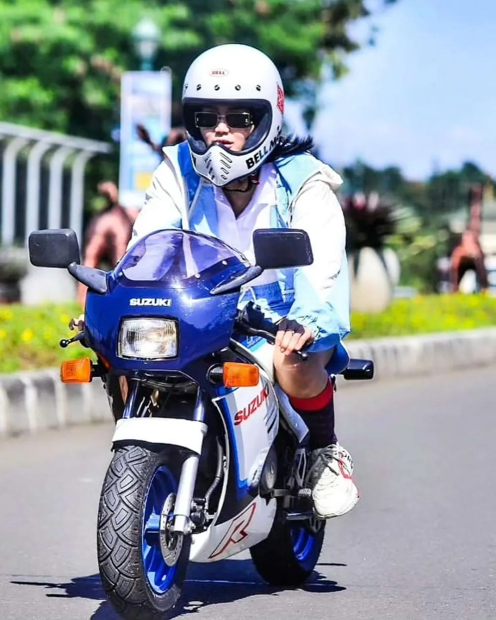 Wika Salim mengendarai motor mini © 2021 brilio.net Wika Salim mengendarai motor mini © 2021 brilio.net