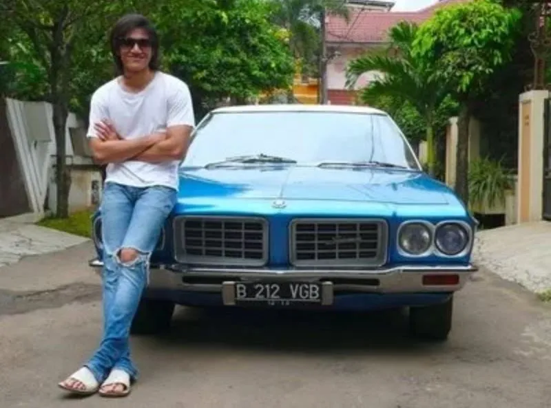 seleb foto dengan mobil klasiknya © 2021 brilio.net seleb foto dengan mobil klasiknya © 2021 brilio.net