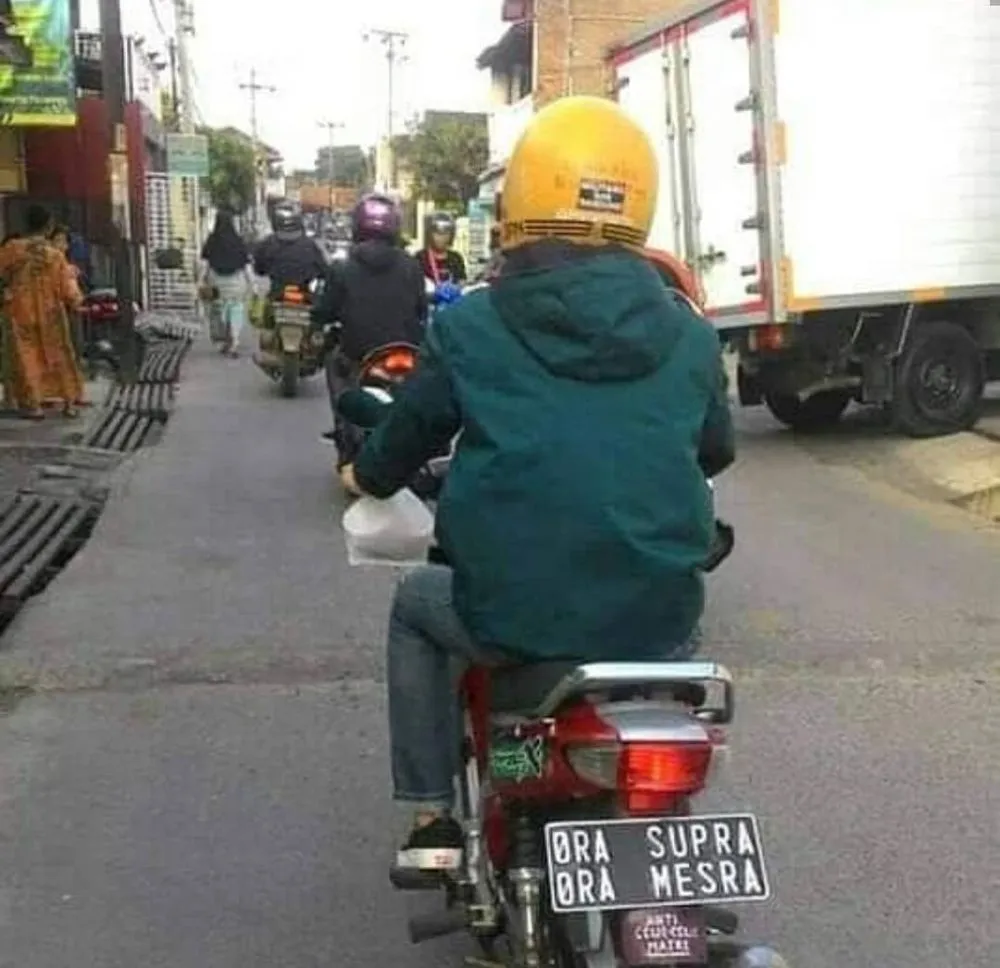 pelat nomor nyeleneh © Berbagai Sumber pelat nomor nyeleneh © Berbagai Sumber