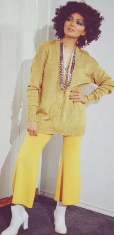 Gaya pemotretan Rina Nose dengan style 70-an Instagram © 2021 brilio.net Gaya pemotretan Rina Nose dengan style 70-an Instagram © 2021 brilio.net