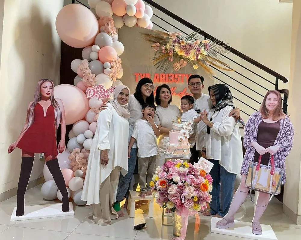 Momen perayaan ulang tahun Tya Ariestya ke-35 Instagram © 2021 brilio.net Momen perayaan ulang tahun Tya Ariestya ke-35 Instagram © 2021 brilio.net