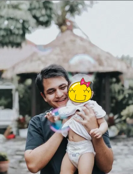 Rizky Alatas momong anak © 2021 Instagram/@@rizkyalatas Rizky Alatas momong anak © 2021 Instagram/@@rizkyalatas