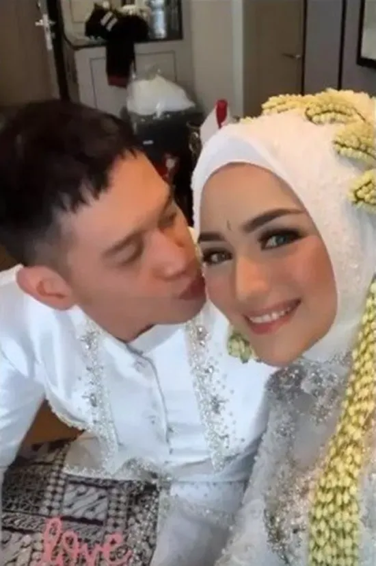 selfie pertama seleb usai menikah © 2021 brilio.net selfie pertama seleb usai menikah © 2021 brilio.net