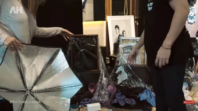 Momen Atta & Aurel buka kado pernikahan © 2021 brilio.net Momen Atta & Aurel buka kado pernikahan © 2021 brilio.net