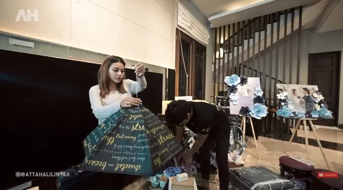 Momen Atta & Aurel buka kado pernikahan © 2021 brilio.net Momen Atta & Aurel buka kado pernikahan © 2021 brilio.net