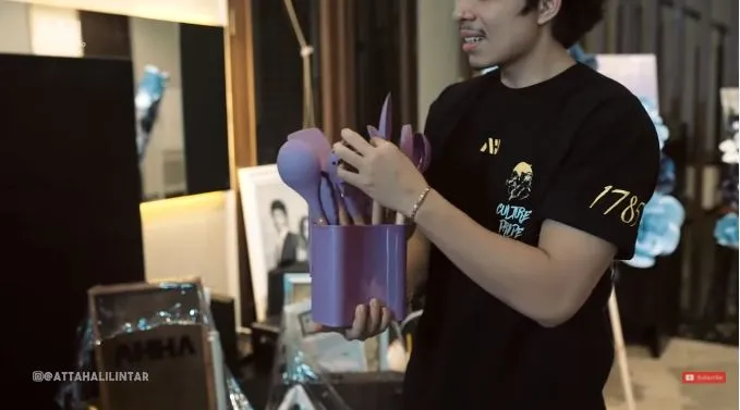 Momen Atta & Aurel buka kado pernikahan © 2021 brilio.net Momen Atta & Aurel buka kado pernikahan © 2021 brilio.net