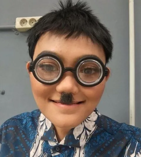 gaya rambut unik rina nose Instagram