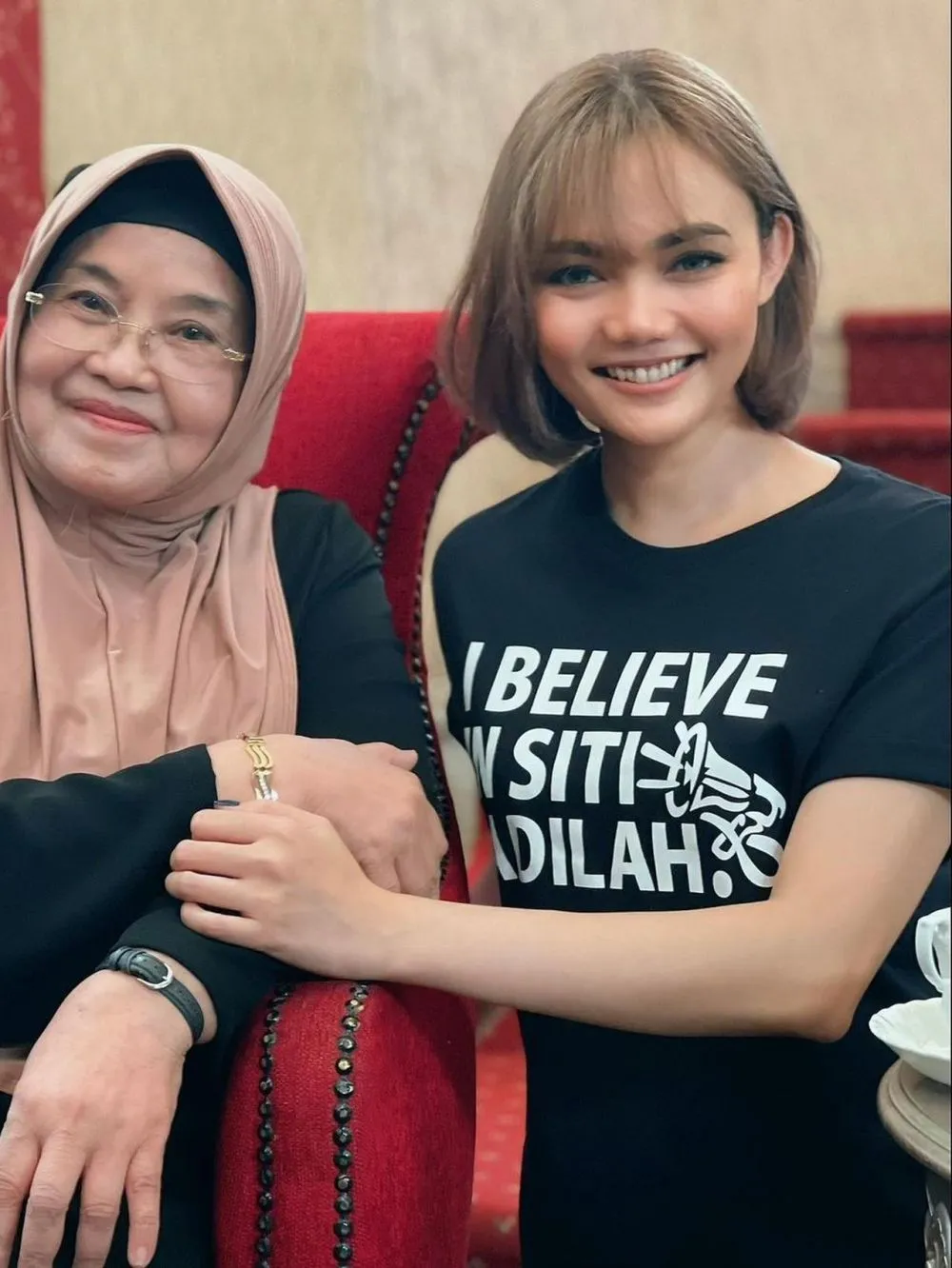 gaya rambut unik rina nose Instagram