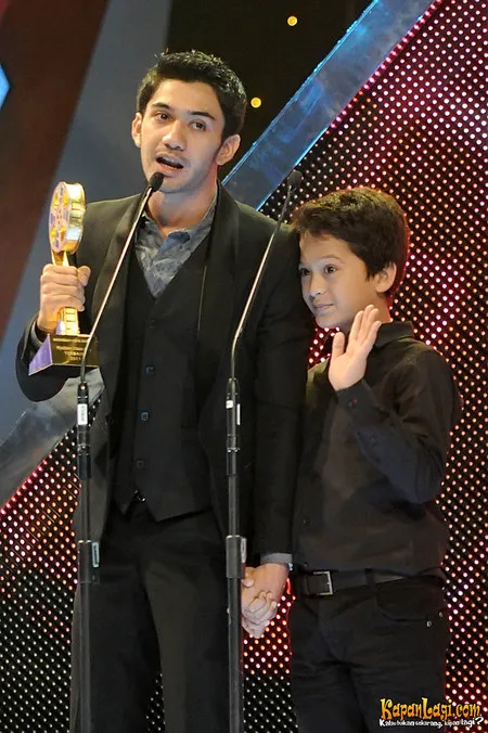 Potret kompak Reza Rahadian dan adiknya Berbagai sumber