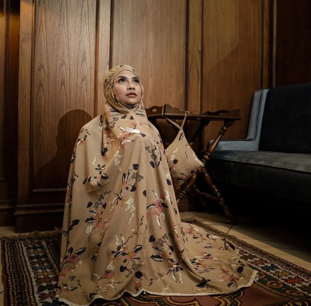 seleb yang menjual mukena di ramadan 2021 © 2021 brilio.net seleb yang menjual mukena di ramadan 2021 © 2021 brilio.net